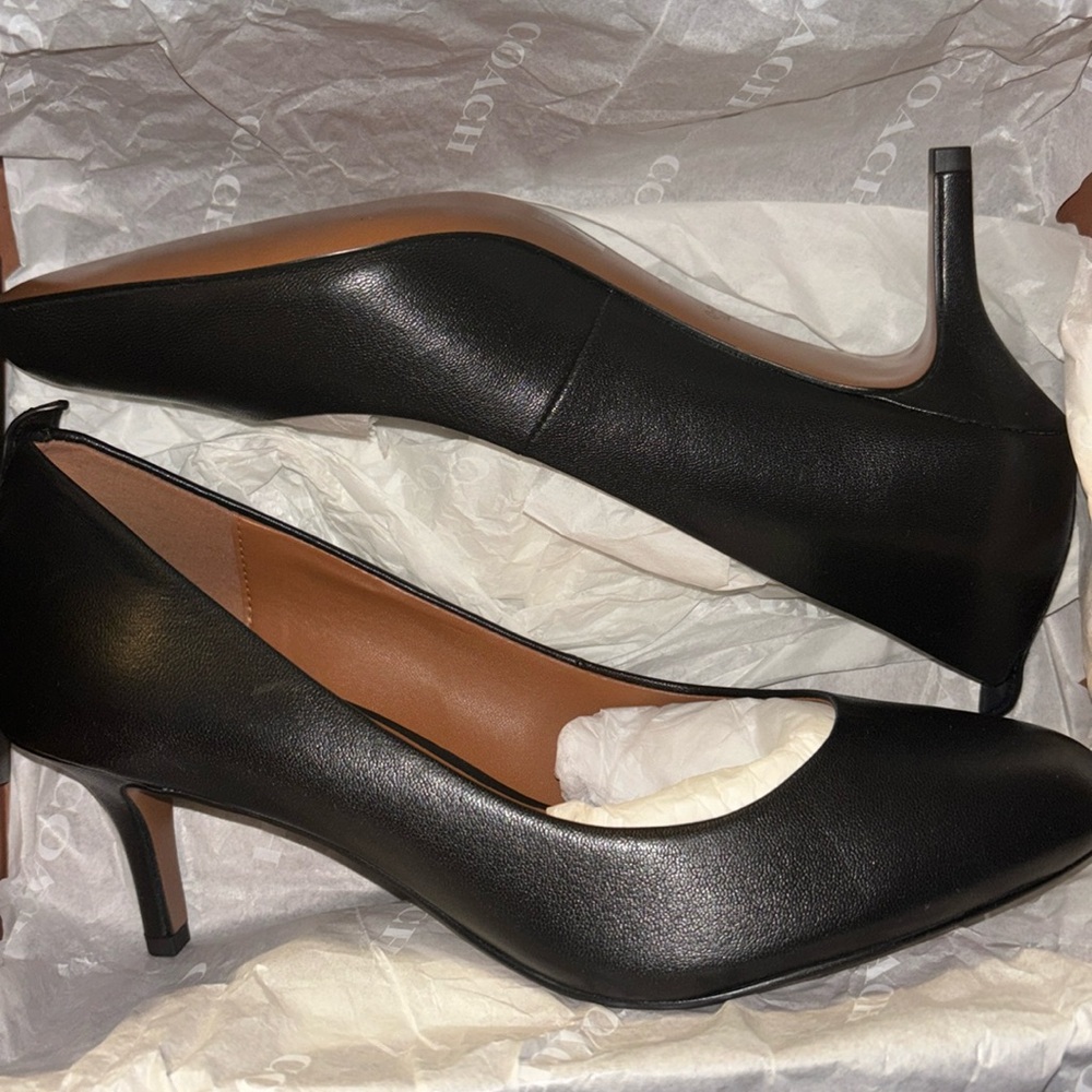 NWT ❤️ Coach black pumps